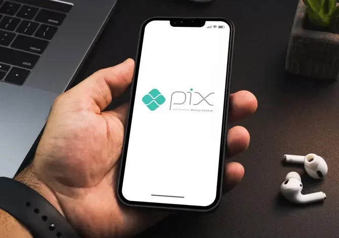 Celular com o aplicativo do Pix aberto, Direito Bancário